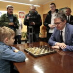 Konferencja dotycząca przekazania zestawów do nauki gry w szachy w ramach projektu Świętokrzyskiego Centrum Doskonalenia Nauczycieli. Na zdjęciu: Tymek Wysokiński – uczeń II klasy szkoły podstawowej w Kłucku oraz Adam Jarubas - Marszałek Województwa Świętokrzyskiego / Marzena Mąkosa / Radio Kielce