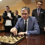 Konferencja dotycząca przekazania zestawów do nauki gry w szachy w ramach projektu Świętokrzyskiego Centrum Doskonalenia Nauczycieli. Na zdjęciu: Adam Jarubas - Marszałek Województwa Świętokrzyskiego / Marzena Mąkosa / Radio Kielce