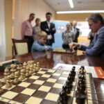 Konferencja dotycząca przekazania zestawów do nauki gry w szachy w ramach projektu Świętokrzyskiego Centrum Doskonalenia Nauczycieli. Szachy. / Marzena Mąkosa / Radio Kielce