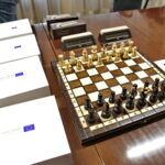 Konferencja dotycząca przekazania zestawów do nauki gry w szachy w ramach projektu Świętokrzyskiego Centrum Doskonalenia Nauczycieli. Szachy / Marzena Mąkosa / Radio Kielce