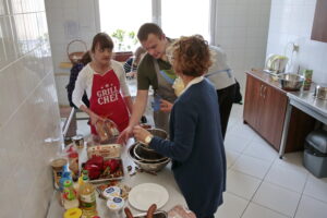 Warsztaty gotowania zorganizowane przez Fundację Szansa dla Niewidomych / Marzena Mąkosa / Radio Kielce
