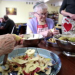 Warsztaty gotowania zorganizowane przez Fundację Szansa dla Niewidomych / Marzena Mąkosa / Radio Kielce