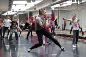 Warsztaty taneczne dla dzieci i młodzieży organizowane przez Kielecki Teatr Tańca. Na zdjęciu: Joanna Polowczyk / Marzena Mąkosa / Radio Kielce