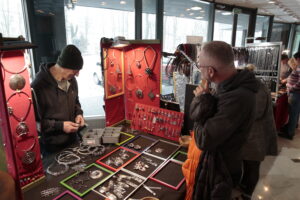 Giełda minerałów w Kieleckim Centrum Kultury. Kamienie szlachetne / Marzena Mąkosa / Radio Kielce