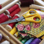 Warsztaty szycia ręcznego w Ambasadzie Dizajnu / Marzena Mąkosa / Radio Kielce