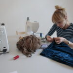 Warsztaty szycia ręcznego w Ambasadzie Dizajnu / Marzena Mąkosa / Radio Kielce