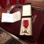 Wręczenie Krzyża Kawalerskiego Orderu Odrodzenia Polski rodzinie zmarłego ks. biskupa seniora diecezji sandomierskiej Wacława Świerzawskiego / Marzena Mąkosa / Radio Kielce