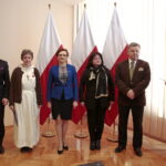 Wręczenie Krzyża Kawalerskiego Orderu Odrodzenia Polski rodzinie zmarłego ks. biskupa seniora diecezji sandomierskiej Wacława Świerzawskiego. Na zdjęciu: Krzysztof Słoń - senator RP, Marzena Władowska - przełożona generalna sióstr św. Jadwigi Królowej, Agata Wojtyszek - wojewoda świętokrzyski, Ewa Biegun - bratanica biskupa seniora diecezji sandomierskiej Wacława Świerzawskiego, Jarosław Rusiecki - senator RP i Diana Głownia - rzecznik prasowy wojewody świętokrzyskiego / Marzena Mąkosa / Radio Kielce