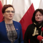 Wręczenie Krzyża Kawalerskiego Orderu Odrodzenia Polski rodzinie zmarłego ks. biskupa seniora diecezji sandomierskiej Wacława Świerzawskiego. Na zdjęciu: Agata Wojtyszek - wojewoda świętokrzyski, Ewa Biegun - bratanica biskupa seniora diecezji sandomierskiej Wacława Świerzawskiego / Marzena Mąkosa / Radio Kielce