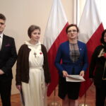 Wręczenie Krzyża Kawalerskiego Orderu Odrodzenia Polski rodzinie zmarłego ks. biskupa seniora diecezji sandomierskiej Wacława Świerzawskiego. Na zdjęciu: Krzysztof Słoń - senator RP, Marzena Władowska - przełożona generalna sióstr św. Jadwigi Królowej, Agata Wojtyszek - wojewoda świętokrzyski i Ewa Biegun - bratanica biskupa seniora diecezji sandomierskiej Wacława Świerzawskiego / Marzena Mąkosa / Radio Kielce