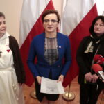 Wręczenie Krzyża Kawalerskiego Orderu Odrodzenia Polski rodzinie zmarłego ks. biskupa seniora diecezji sandomierskiej Wacława Świerzawskiego. Na zdjęciu: Marzena Władowska - przełożona generalna sióstr św. Jadwigi Królowej, Agata Wojtyszek - wojewoda świętokrzyski i Ewa Biegun - bratanica biskupa seniora diecezji sandomierskiej Wacława Świerzawskiego / Marzena Mąkosa / Radio Kielce