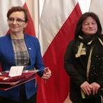 Wręczenie Krzyża Kawalerskiego Orderu Odrodzenia Polski rodzinie zmarłego ks. biskupa seniora diecezji sandomierskiej Wacława Świerzawskiego. Na zdjęciu: Agata Wojtyszek - wojewoda świętokrzyski i Ewa Biegun - bratanica biskupa seniora diecezji sandomierskiej Wacława Świerzawskiego / Marzena Mąkosa / Radio Kielce