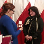 Wręczenie Krzyża Kawalerskiego Orderu Odrodzenia Polski rodzinie zmarłego ks. biskupa seniora diecezji sandomierskiej Wacława Świerzawskiego. Na zdjęciu: Agata Wojtyszek - wojewoda świętokrzyski i Ewa Biegun - bratanica biskupa seniora diecezji sandomierskiej Wacława Świerzawskiego / Marzena Mąkosa / Radio Kielce