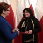 Wręczenie Krzyża Kawalerskiego Orderu Odrodzenia Polski rodzinie zmarłego ks. biskupa seniora diecezji sandomierskiej Wacława Świerzawskiego. Na zdjęciu: Agata Wojtyszek - wojewoda świętokrzyski i Ewa Biegun - bratanica biskupa seniora diecezji sandomierskiej Wacława Świerzawskiego / Marzena Mąkosa / Radio Kielce