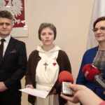 Wręczenie Krzyża Kawalerskiego Orderu Odrodzenia Polski rodzinie zmarłego ks. biskupa seniora diecezji sandomierskiej Wacława Świerzawskiego. Na zdjęciu: Krzysztof Słoń - senator RP, Marzena Władowska - przełożona generalna sióstr św. Jadwigi Królowej i Agata Wojtyszek - wojewoda świętokrzyski / Marzena Mąkosa / Radio Kielce