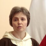 Wręczenie Krzyża Kawalerskiego Orderu Odrodzenia Polski rodzinie zmarłego ks. biskupa seniora diecezji sandomierskiej Wacława Świerzawskiego. Na zdjęciu: Marzena Władowska - przełożona generalna sióstr św. Jadwigi Królowej. / Marzena Mąkosa / Radio Kielce