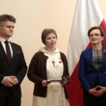 Wręczenie Krzyża Kawalerskiego Orderu Odrodzenia Polski rodzinie zmarłego ks. biskupa seniora diecezji sandomierskiej Wacława Świerzawskiego. Na zdjęciu: Krzysztof Słoń - senator RP, Marzena Władowska - przełożona generalna sióstr św. Jadwigi Królowej i Agata Wojtyszek - wojewoda świętokrzyski / Marzena Mąkosa / Radio Kielce