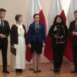 Wręczenie Krzyża Kawalerskiego Orderu Odrodzenia Polski rodzinie zmarłego ks. biskupa seniora diecezji sandomierskiej Wacława Świerzawskiego. Na zdjęciu: Krzysztof Słoń - senator RP, Marzena Władowska - przełożona generalna sióstr św. Jadwigi Królowej, Agata Wojtyszek - wojewoda świętokrzyski, Ewa Biegun - bratanica biskupa seniora diecezji sandomierskiej Wacława Świerzawskiego i Jarosław Rusiecki - senator RP / Marzena Mąkosa / Radio Kielce