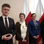 Wręczenie Krzyża Kawalerskiego Orderu Odrodzenia Polski rodzinie zmarłego ks. biskupa seniora diecezji sandomierskiej Wacława Świerzawskiego. Na zdjęciu: Krzysztof Słoń - senator RP, Marzena Władowska - przełożona generalna sióstr św. Jadwigi Królowej, Agata Wojtyszek - wojewoda świętokrzyski, Ewa Biegun - bratanica biskupa seniora diecezji sandomierskiej Wacława Świerzawskiego / Marzena Mąkosa / Radio Kielce