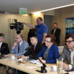 Wojewódzka Rada Dialogu Społecznego. Na zdjęciu: Krzysztof Słoń - senator RP, Jacek Sułek - dyrektor Wydziału Infrastruktury i Rozwoju w Świętokrzyskim Urzędzie Wojewódzkim w Kielcach, Bartłomiej Dorywalski - doradca wojewody świętokrzyskiego, Agata Wojtyszek - wojewoda świętokrzyski i Tomasz Tworek / Marzena Mąkosa / Radio Kielce