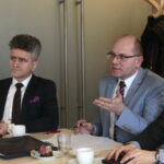 Wojewódzka Rada Dialogu Społecznego. Na zdjęciu: Krzysztof Słoń - senator RP i Jacek Sułek - dyrektor Wydziału Infrastruktury i Rozwoju w Świętokrzyskim Urzędzie Wojewódzkim w Kielcach / Marzena Mąkosa / Radio Kielce