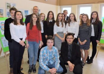 Sesja Młodzieżowej Rady Miasta, na zdjęciu: burmistrz Kunowa Lech Łodej i członkowie MRM / Anna Głąb / Radio Kielce