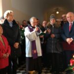 Opatów. Odsłonięcie tablicy upamiętniającej Przemysława Gosiewskiego. Na zdjęciu: Jadwiga Gosiewska - matka Przemysława Gosiewskiego i Beata Gosiewska - żona Przemysława Gosiewskiego / Emilia Sitarska / Radio Kielce