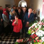 Opatów. Odsłonięcie tablicy upamiętniającej Przemysława Gosiewskiego. Na zdjęciu: senator PiS - Krzysztof Słoń i Jadwiga Gosiewska - matka Przemysława Gosiewskiego / Emilia Sitarska / Radio Kielce