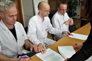 Podpisanie porozumienia w ostrowieckim szpitalu / Emilia Sitarska / Radio Kielce
