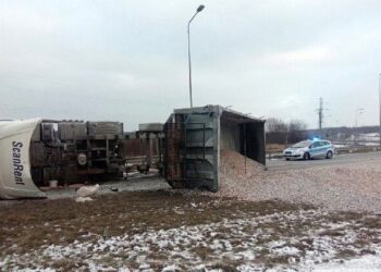 Po wypadku ciężarówki z naczepą częściowo zablokowana jest droga ekspresowa S7 na węźle Chęciny / Komenda Miejska Policji w Kielcach