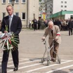 Włodzimierz Kołaczkiewicz składa wiązankę kwiatów w trakcie majowych uroczystości patriotycznych w Pińczowie / Alicja Mazurek