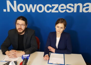 Konferencja Nowoczesnej. Od lewej: Maciej Klesyk, Kamila  Wojda / Michał Kita / Radio Kielce