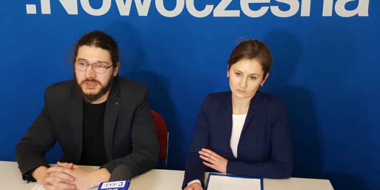 Konferencja Nowoczesnej. Od lewej: Maciej Klesyk, Kamila  Wojda / Michał Kita / Radio Kielce