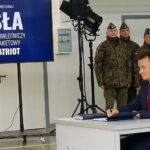 28.03.2018 Warszawa. Podpisanie umowy na dostawę systemu obrony powietrznej Patriot. Szef MON Mariusz Błaszczak / Biuro senatora Jarosława Rusieckiego