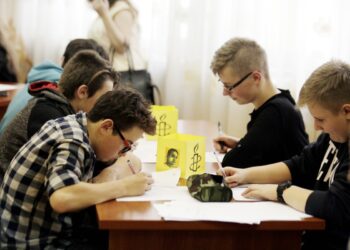 Kielce. Uczniowie gimnazjum nr 7 piszą listy Amnesty International (1 grudnia 2016) / Jarosław Kubalski / Radio Kielce