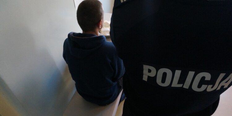 Zatrzymany 37-letniego mieszkaniec województwa świętokrzyskiego po zarzutem posiadania treści pornograficznych z udziałem dzieci / śląska policja