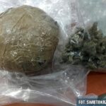 Kieleccy policjanci zatrzymali dwóch mężczyzn w wieku 24 i 25 lat, podejrzewanych o posiadanie narkotyków. / świętokrzyska policja