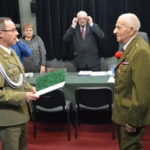 Awans i odznaczenie dla Zbigniewa Blinowskiego podczas sesji Rady Miejskiej w Ożarowie / Michał Ślusarz