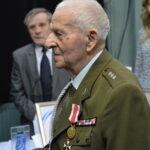 Awans i odznaczenie dla Zbigniewa Blinowskiego podczas sesji Rady Miejskiej w Ożarowie / Michał Ślusarz