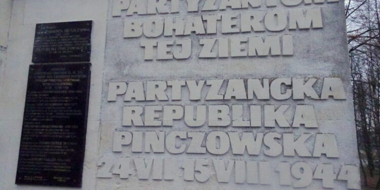 Pomnik upamiętniający Republikę Pińczowską u podnóża Góry Byczowskiej / Kamil Włosowicz / Radio Kielce