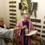 Pińczów. Odsłonięcie tablicy poświęconej Włodzimierzowi Kołaczkiewiczowi w Sanktuarium Matki Bożej Mirowskiej / Kamil Włosowicz / Radio Kielce