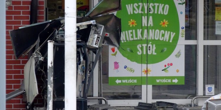 Busko-Zdrój. Nieznani sprawcy wysadzili bankomat / Kamil Włosowicz / Radio Kielce