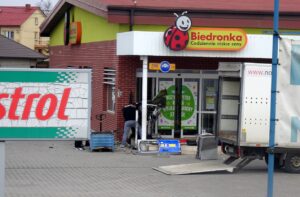 Busko-Zdrój. Nieznani sprawcy wysadzili bankomat / Kamil Włosowicz / Radio Kielce