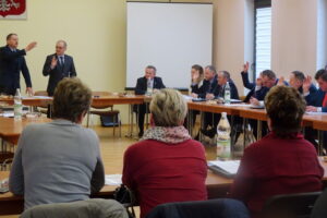 Sesja Rady Gminy, w trakcie której radni po raz kolejny obradowali na temat przyszłości szkoły w Węchadłowie / Kamil Włosowicz / Radio Kielce