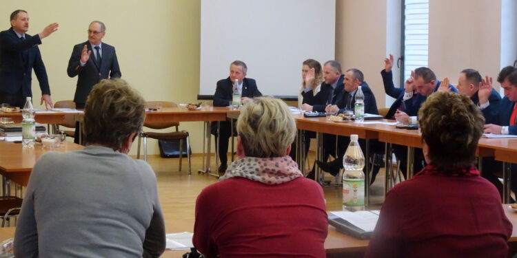 Sesja Rady Gminy, w trakcie której radni po raz kolejny obradowali na temat przyszłości szkoły w Węchadłowie / Kamil Włosowicz / Radio Kielce