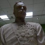 Jędrzejów. Popiersie Marszałka Józefa Piłsudskiego w Muzeum im. Przypkowskich / Ewa Pociejowska - Gawęda / Radio Kielce