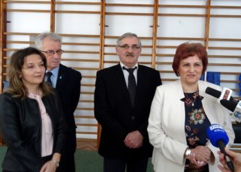 Konferencja ws. przeniesienia Starachowickiego Międzyszkolnego Ośrodka Gimnastyki Korekcyjnej i Kompensacyjnej. Na zdjęciu: Monika Nowak, Andrzej Sendecki - członkowie Zarządu powiatu, Marek Pawłowski - wicestarosta starachowicki, Danuta Krępa - starosta starachowicki / Tomasz Piwko / Radio Kielce