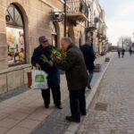 Sandomierz. Radny powiatowy PiS Krzysztof Szatan rozdawał kwiaty na Dzień Kobiet / Grażyna Szlęzak - Wójcik / Radio Kielce