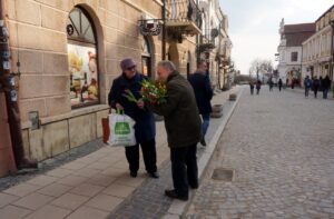 Sandomierz. Radny powiatowy PiS Krzysztof Szatan rozdawał kwiaty na Dzień Kobiet / Grażyna Szlęzak - Wójcik / Radio Kielce