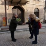 Sandomierz. Radny powiatowy PiS Krzysztof Szatan rozdawał kwiaty na Dzień Kobiet / Grażyna Szlęzak - Wójcik / Radio Kielce